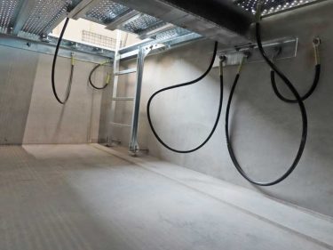 Gitterroste und Einstiegsluke der Auffangwanne