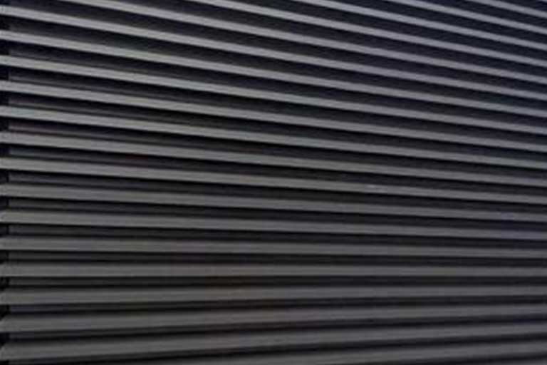 Verkleidung einer Trafostation mit Metallprofilen